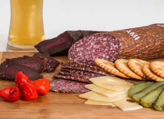 Czym się różnią korniszony od ogórków konserwowych?